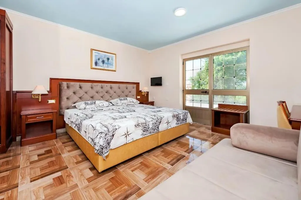Childern And Adults Enjoy Games,Pool And Seaview Villa Rovinj Hırvatistan