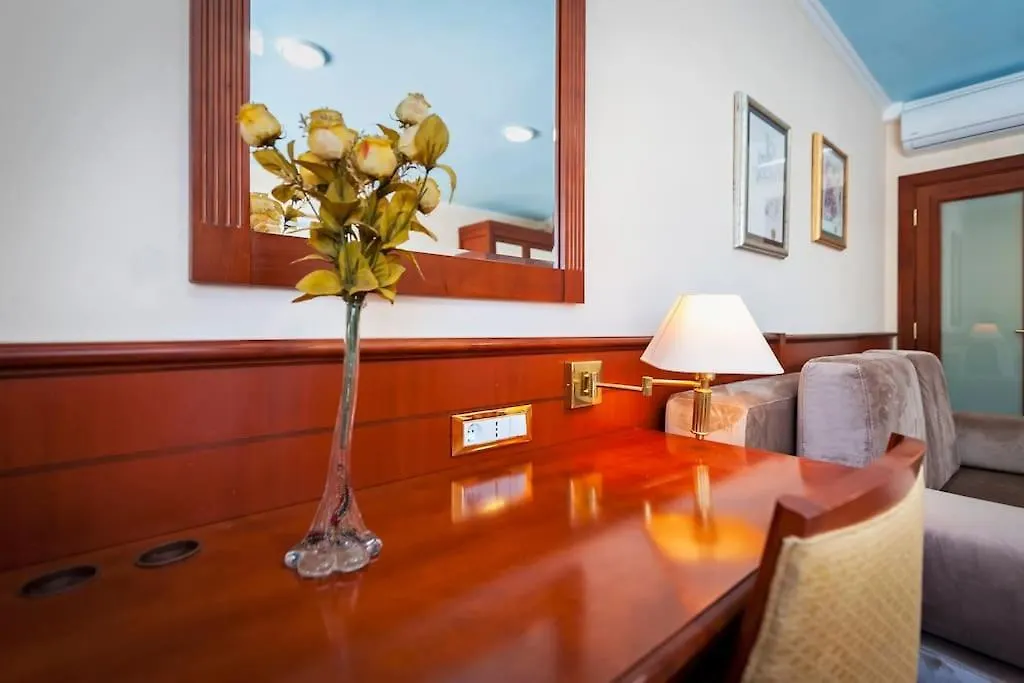 Childern And Adults Enjoy Games,Pool And Seaview Villa Rovinj 0*,  Hırvatistan