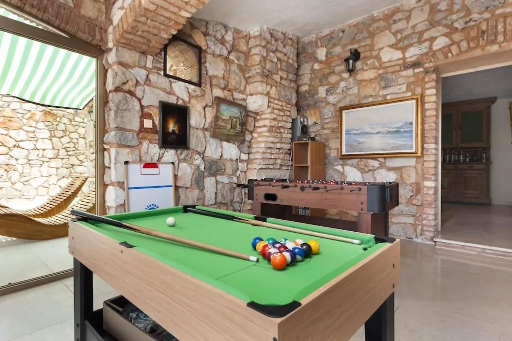 Childern And Adults Enjoy Games,Pool And Seaview Villa Rovinj