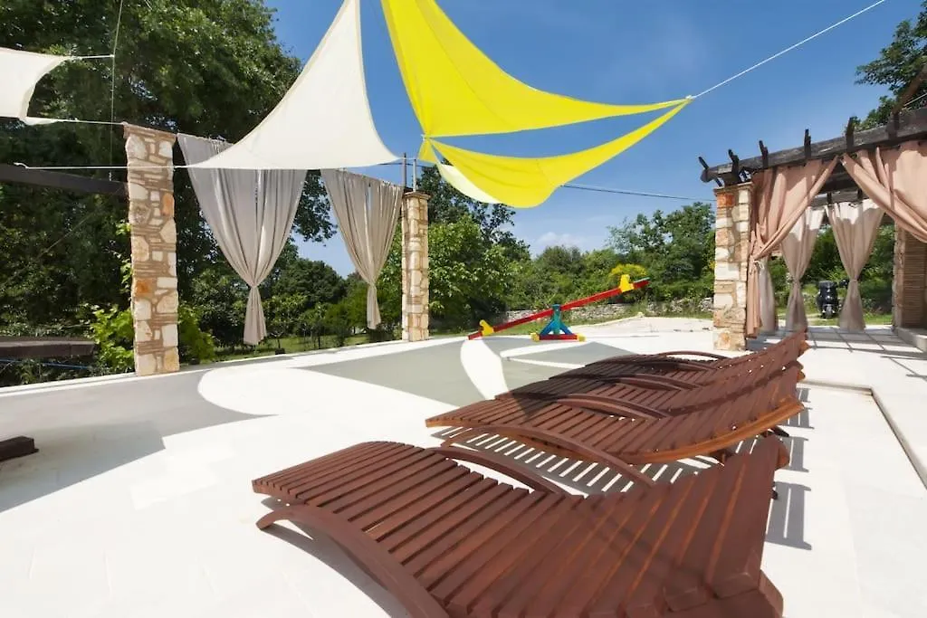 Childern And Adults Enjoy Games,Pool And Seaview Villa Rovinj