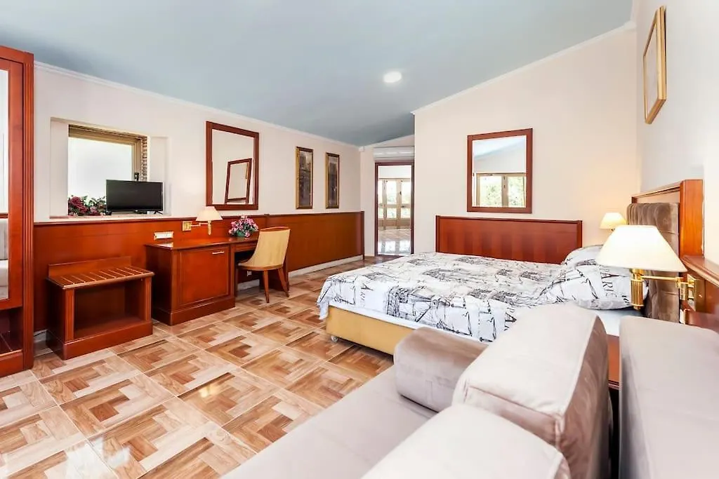 Childern And Adults Enjoy Games,Pool And Seaview Villa Rovinj 0*,  Croatia