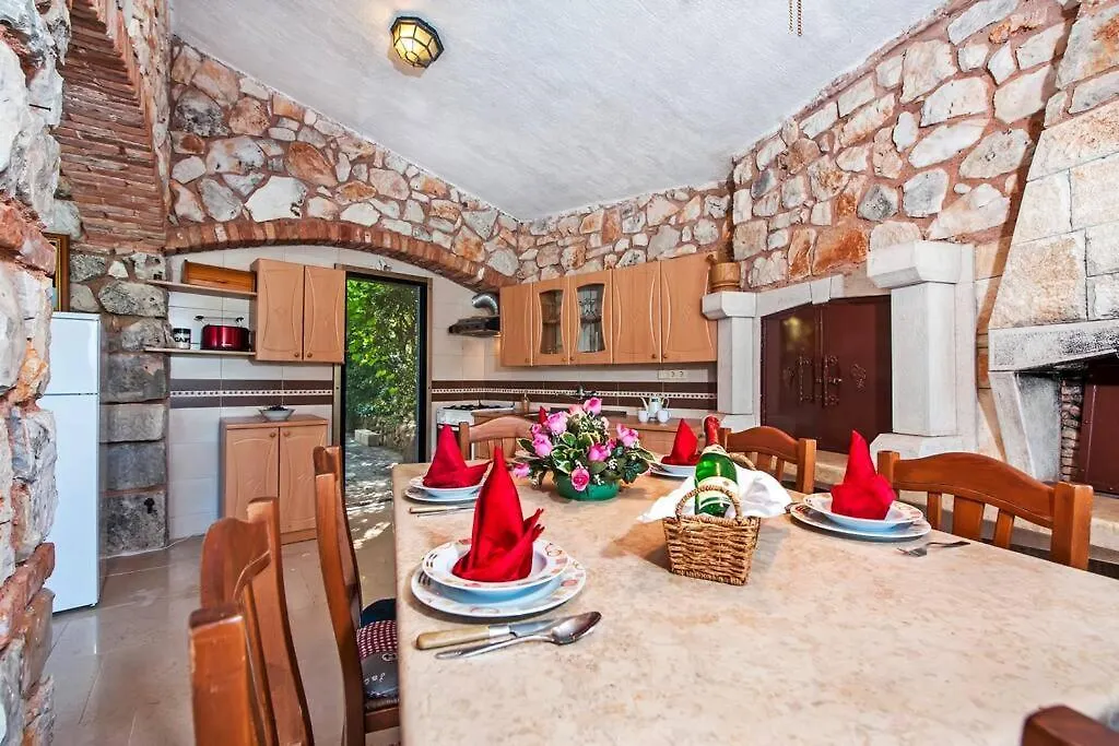 Childern And Adults Enjoy Games,Pool And Seaview Villa Rovinj