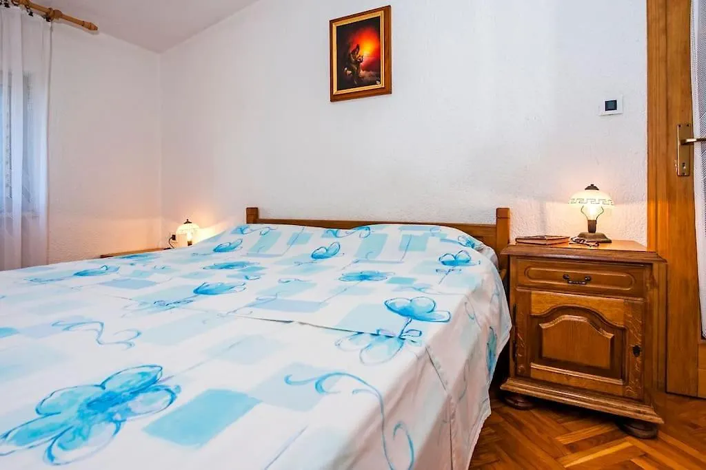 Childern And Adults Enjoy Games,Pool And Seaview Villa Rovinj