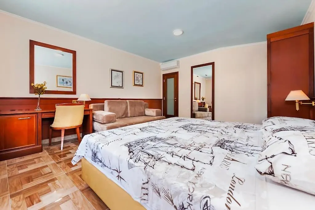 Childern And Adults Enjoy Games,Pool And Seaview Villa Rovinj