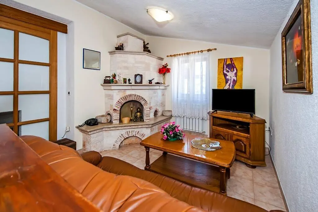 Childern And Adults Enjoy Games,Pool And Seaview Villa Rovinj