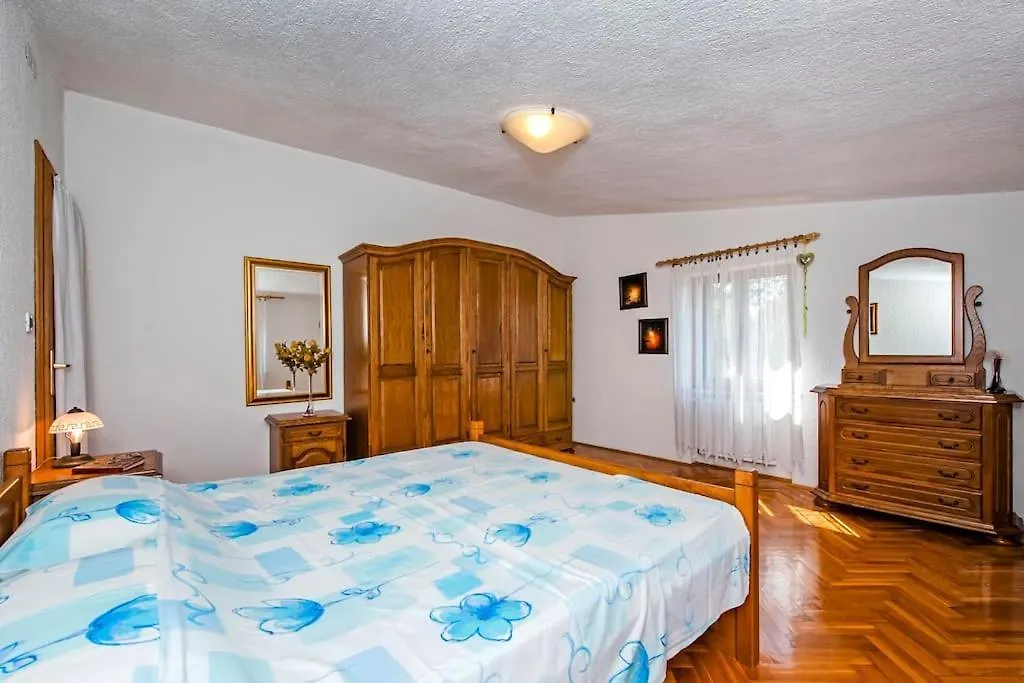 Childern And Adults Enjoy Games,Pool And Seaview Villa Rovinj