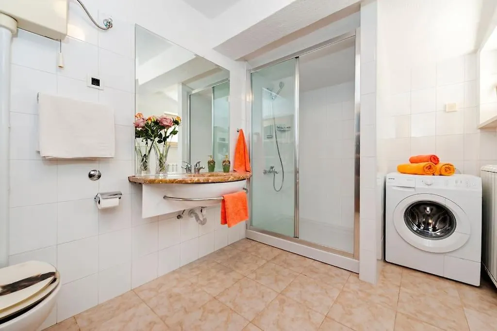 Childern And Adults Enjoy Games,Pool And Seaview Villa Rovinj