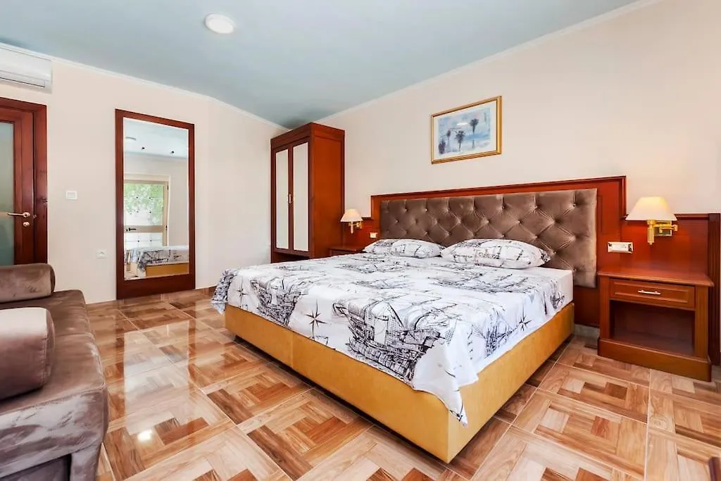 Childern And Adults Enjoy Games,Pool And Seaview Villa Rovinj